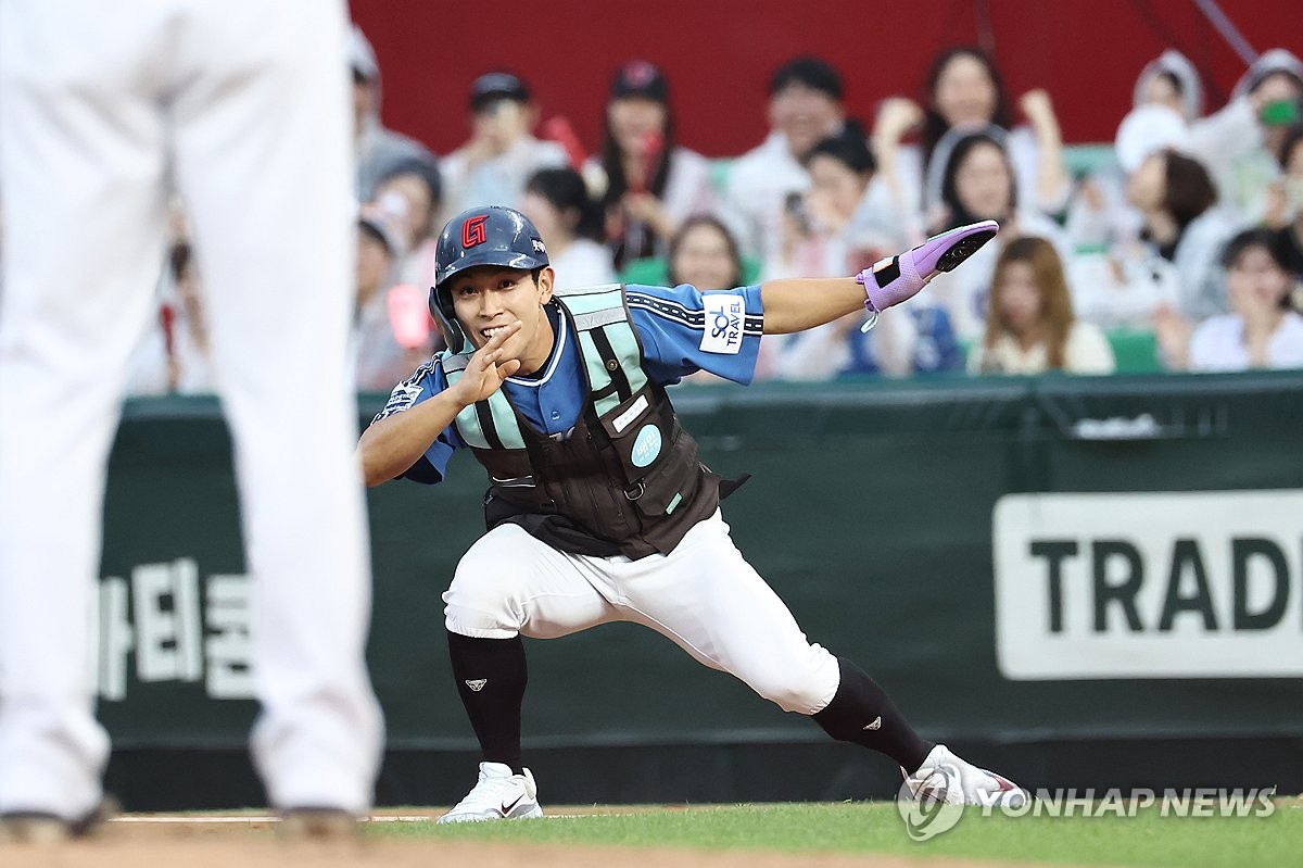 球迷找纳尼要签名 纳尼怀疑球衣是自己被盗的随后抢走